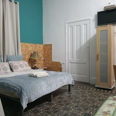 Sapir Hostel (Adults Only) Tel Aviv Bagian luar foto