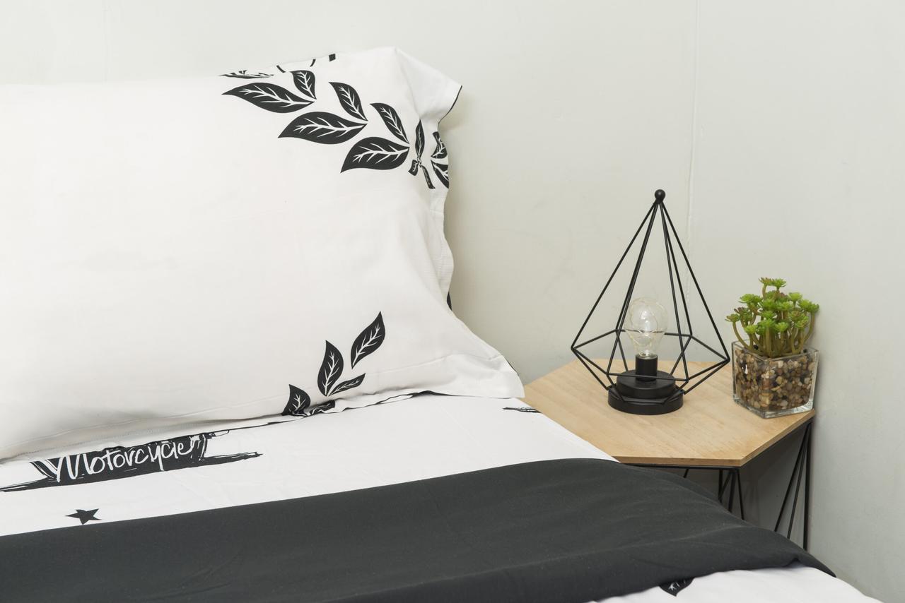 Sapir Hostel (Adults Only) Tel Aviv Bagian luar foto