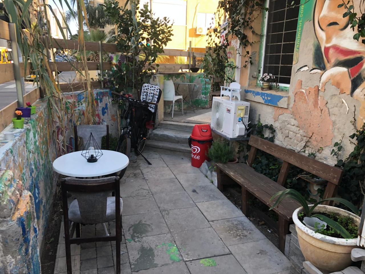 Sapir Hostel (Adults Only) Tel Aviv Bagian luar foto