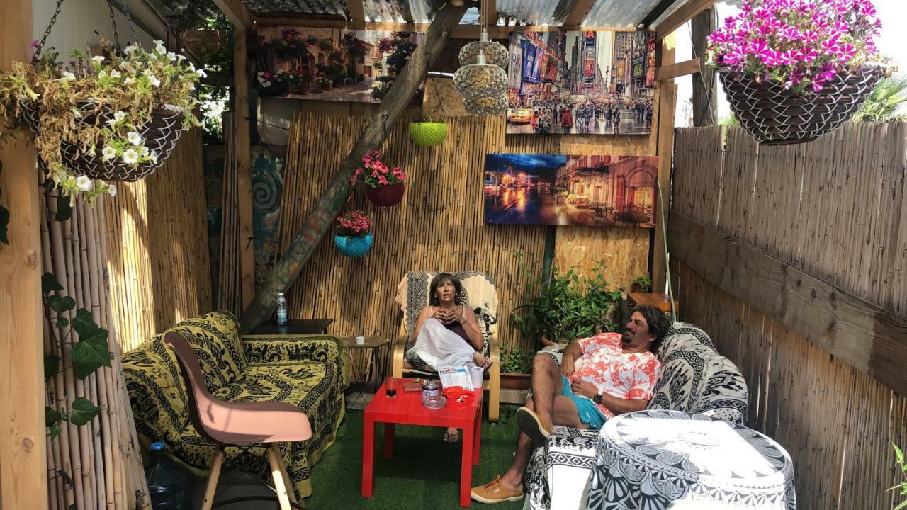 Sapir Hostel (Adults Only) Tel Aviv Bagian luar foto
