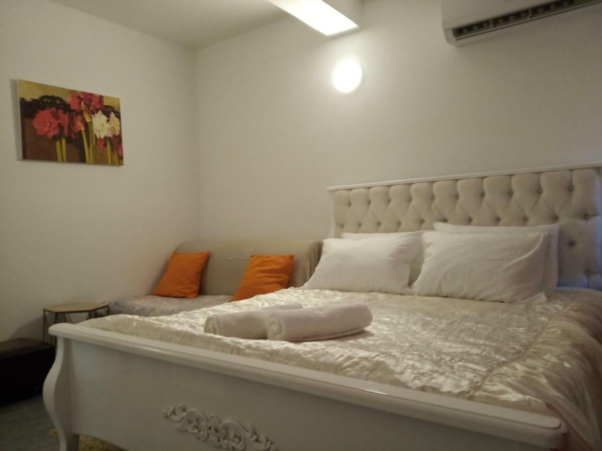 Sapir Hostel (Adults Only) Tel Aviv Bagian luar foto