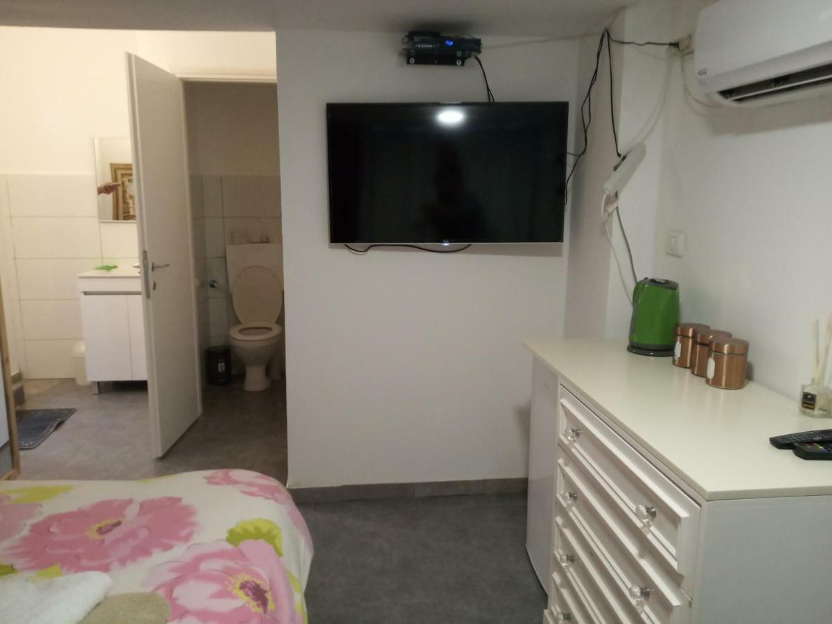 Sapir Hostel (Adults Only) Tel Aviv Bagian luar foto